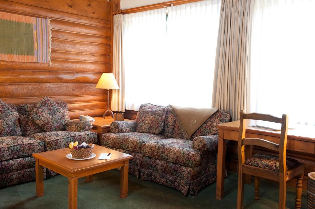 Post Hotel And Spa Lake Louise Room photo